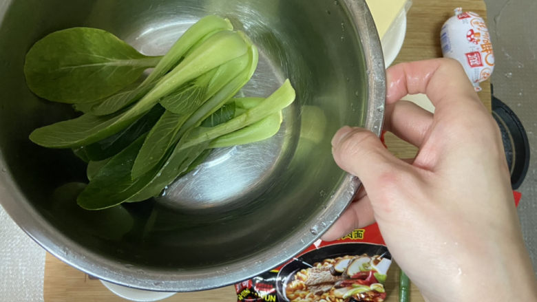 芝士泡面➕芝士煮泡面,青菜洗净备用