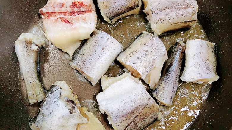 鳕鱼豆腐,锅中倒入油，加热至五成热，放入鳕鱼煎至焦黄。