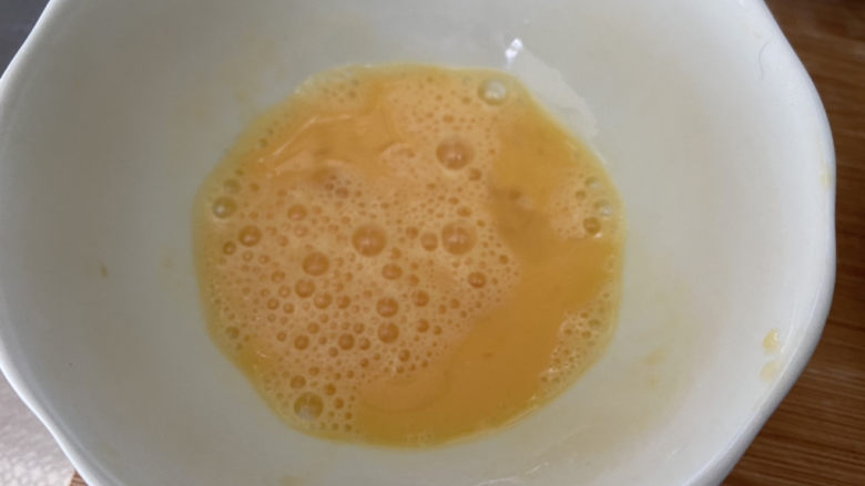 榨菜肉丝汤➕黄瓜榨菜肉丝汤,鸡蛋打成蛋液