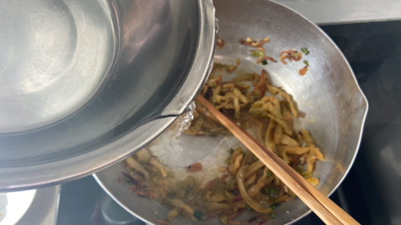 榨菜肉丝汤➕黄瓜榨菜肉丝汤,加入适量清水