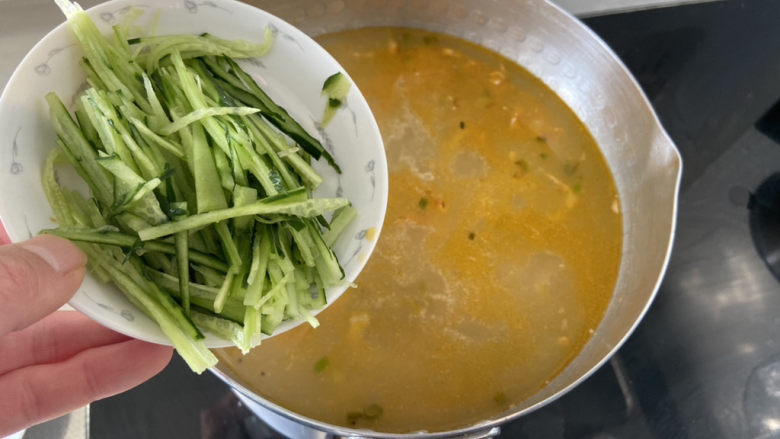 榨菜肉丝汤➕黄瓜榨菜肉丝汤,加入黄瓜丝