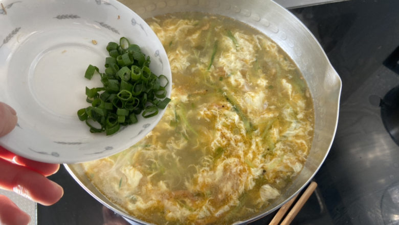 榨菜肉丝汤➕黄瓜榨菜肉丝汤,关火撒上葱末，即可上桌享用。