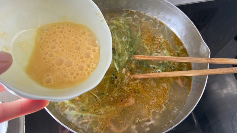 榨菜肉丝汤➕黄瓜榨菜肉丝汤,转中火，边搅拌边淋入蛋液，搅散成蛋花