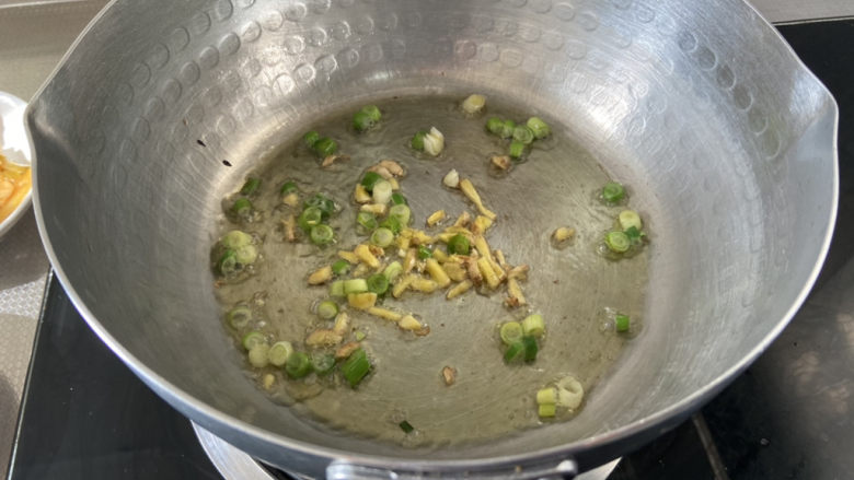 榨菜肉丝汤➕黄瓜榨菜肉丝汤,热锅冷油，下姜丝葱白小火煸香