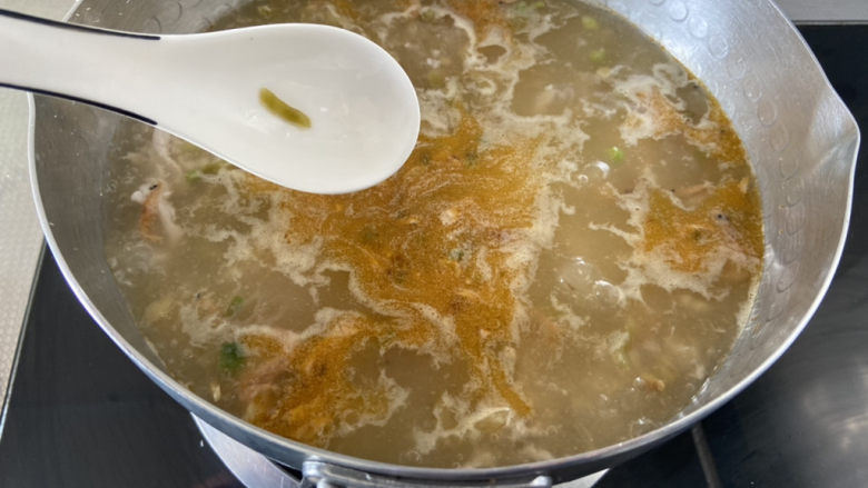 榨菜肉丝汤➕黄瓜榨菜肉丝汤,用勺子撇去浮末，小火煮一分钟，肉丝熟透