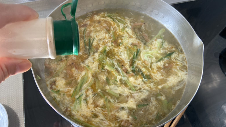 榨菜肉丝汤➕黄瓜榨菜肉丝汤,加入少许白胡椒粉