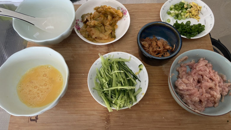 榨菜肉丝汤➕黄瓜榨菜肉丝汤,全部食材准备好