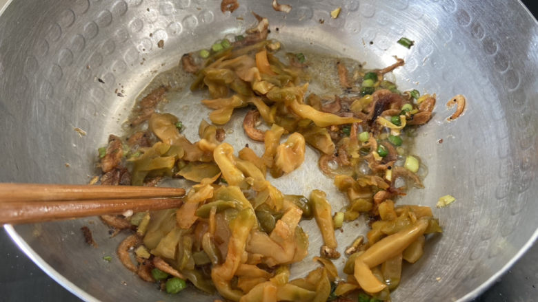 榨菜肉丝汤➕黄瓜榨菜肉丝汤,加入榨菜，煸炒半分钟