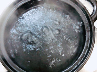 芝士泡面,小啥锅中倒入水，烧开锅。