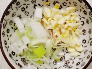 韭菜炒干豆腐,葱花和蒜末放入碗里备用
