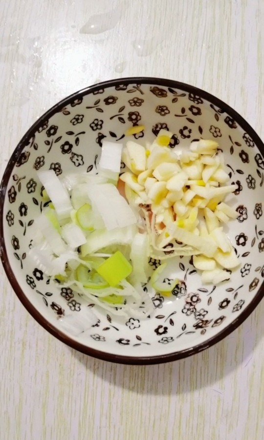韭菜炒干豆腐,葱花和蒜末放入碗里备用
