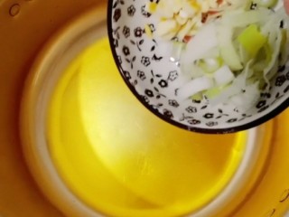 韭菜炒干豆腐,爆香葱花和蒜末