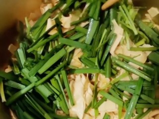 韭菜炒干豆腐,放入韭菜翻炒均匀即可。
