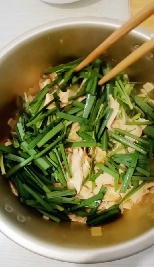 韭菜炒干豆腐,放入韭菜翻炒均匀即可。