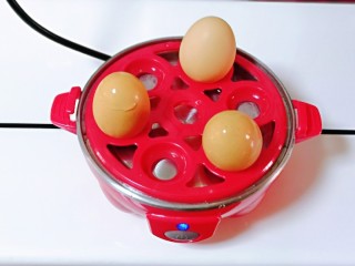 鸡蛋小米粥,鸡蛋洗干净，煮熟，之后过冷水。