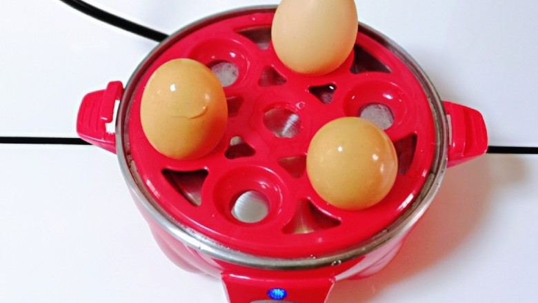 鸡蛋小米粥,<a style='color:red;display:inline-block;' href='/shicai/ 9'>鸡蛋</a>洗干净，煮熟，之后过冷水。