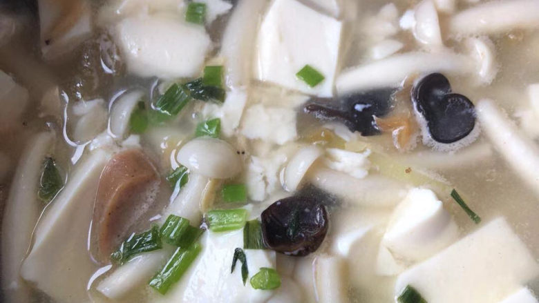 白玉菇豆腐汤,撒点葱花即可出锅。