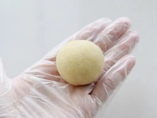 芝士土豆球,包裹起来收口封严，用两只手搓成圆球状。