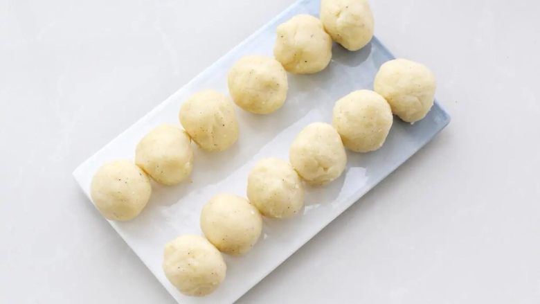 芝士土豆球,将土豆泥分成均匀的12份，分别滚圆备用。