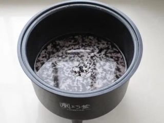 紫米饭团,将紫米、大米和糯米一起放入饭煲内胆中。