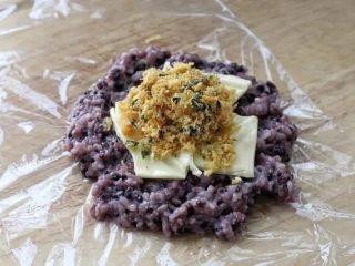 紫米饭团,把芝士片撕成小块放到中间，然后放适量肉松。