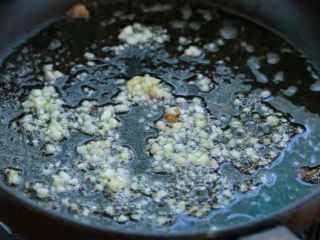 儿菜炒肉片,就着锅中剩余底油放入蒜末，小火煸炒出香味。