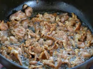 儿菜炒肉片,锅中倒适量食用油烧热，放入腌制好的肉片滑炒至发白断生状态，盛出备用。