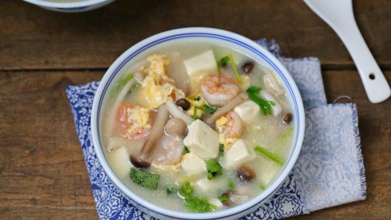 白玉菇豆腐汤,一道营养美味的白玉菇虾仁豆腐汤就完成了！