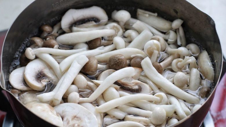 白玉菇豆腐汤,小锅中烧开水，将蟹味菇、白玉菇和口蘑放进去焯烫一、两分钟捞出沥水备用。