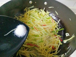 青椒炒土豆丝,加入适量盐调味
