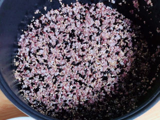 紫米饭团,准备好食材。黑米、藜麦提前侵泡3小时，加入糯米。
