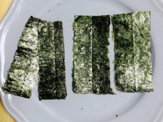 紫米饭团,将海苔切成2厘米的小条待用。