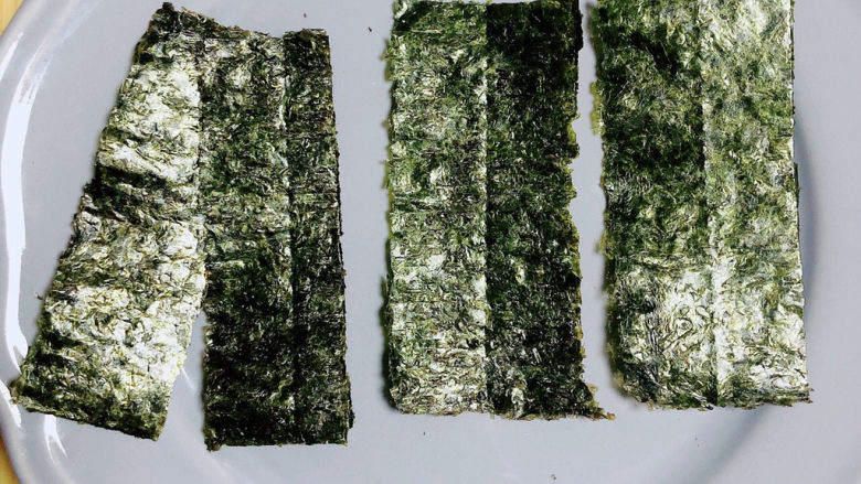 紫米饭团,将海苔切成2厘米的小条待用。