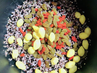 紫米饭团,将所有食物都放进电饭煲中，选择糙米饭按键，蒸饭。