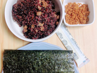 紫米饭团,饭略微放凉，准备好海苔、肉松、沙拉酱。