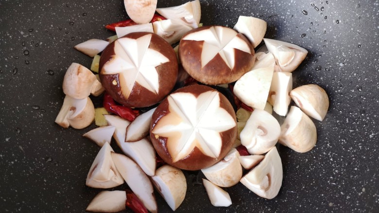 菌菇烩丸子,下入香菇和口蘑。 