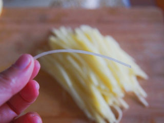 青椒炒土豆丝,再切细丝，土豆丝比较考验厨师的刀工，看，我的土豆丝切的粗细是这种程度