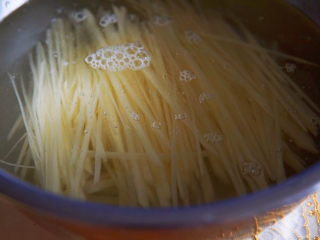 青椒炒土豆丝,过冷水，去掉多余淀粉