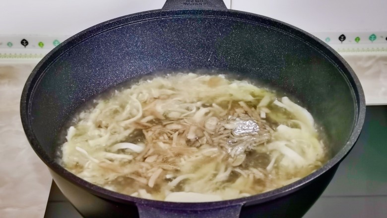 白玉菇豆腐汤,加入切好的豆腐，再次烧开。