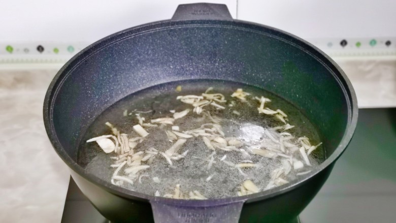 白玉菇豆腐汤,加入适量纯净水烧开。