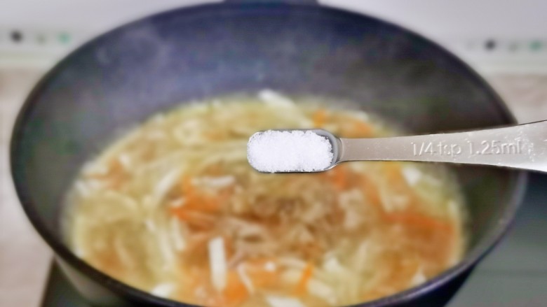 白玉菇豆腐汤,按个人口味加入盐，大火煮两分钟。
