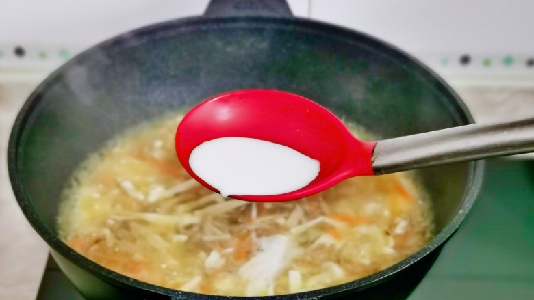 白玉菇豆腐汤,淀粉加入少许水化开淋入汤中。