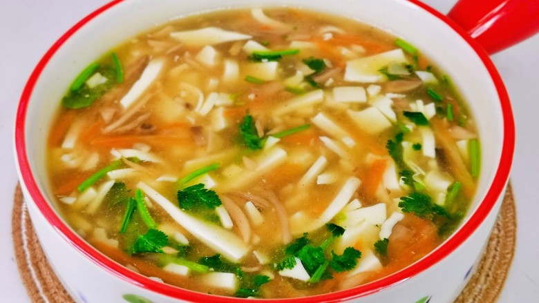 白玉菇豆腐汤,我家小朋友的最爱，食材丰富，好喝有营养。