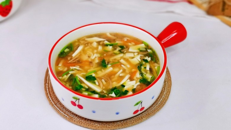 白玉菇豆腐汤,盛出装入汤碗中即可食用，简单快手的一道汤就做好了。