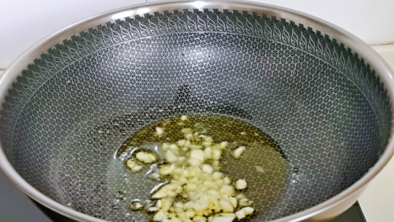 清炒黄豆芽,起油锅，加入蒜炒香。