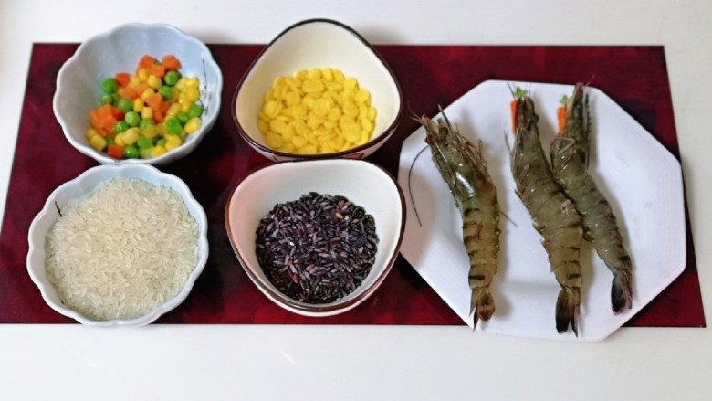 红枣黑米粥,准备食材，量可以根据个人胃口增加。