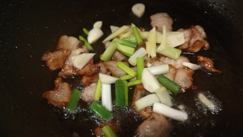 儿菜炒肉片,放入葱姜蒜炒香。