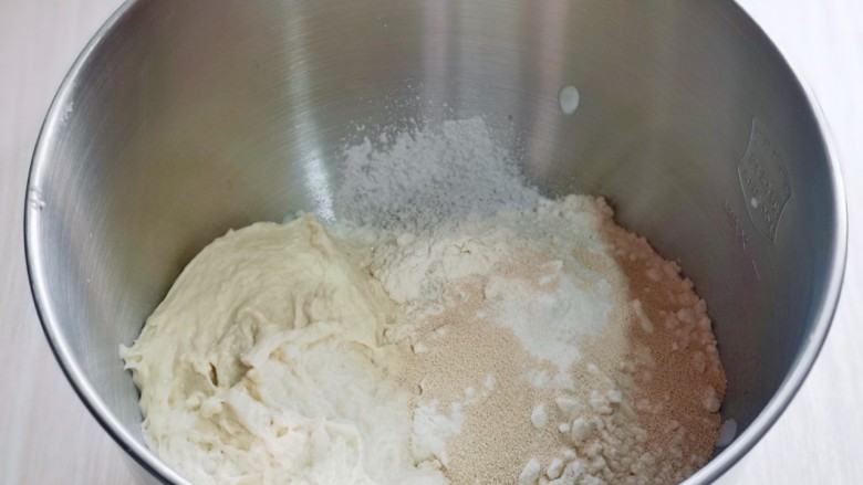 杂粮吐司,再加入高筋面粉，黑麦粉，酵母粉，将发酵好的波兰种放入厨师机桶中。