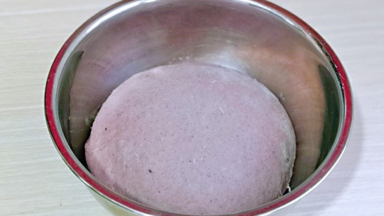 杂粮吐司,取出揉好的面团揉圆，可以进行发酵，发酵至原来两倍大，用手指摁一下，不回缩即为发酵完成。