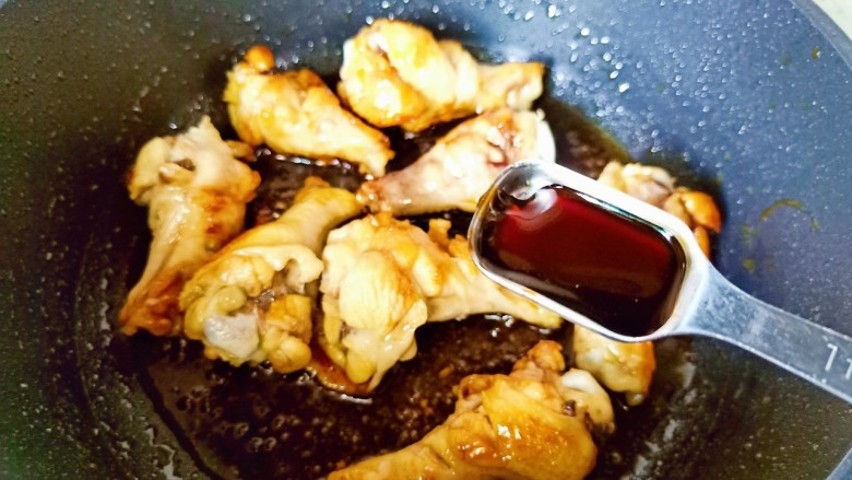 蒜香鸡腿,加蚝油2勺快速将调味料翻炒均匀。
